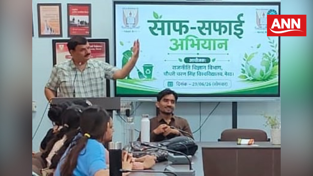 स्वच्छता अभियान की कार्यशाला में छात्रों टिप्स देते आयोजक