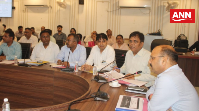 संचारी रोग नियंत्रण को लेकर मेरठ के विकास भवन सभागार में बैठक करते जिला अधिकारी डॉ वीके सिंह