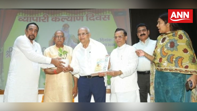दानवीर भामाशाह की जयंती पर प्रमुख करदाताओं को पुरस्कार से सम्मानित करते आयोजक