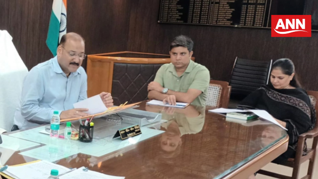 सम्मान कोष योजना की बैठक को संचालित करते मेरठ जिलाधिकारी डॉ वी के सिंह