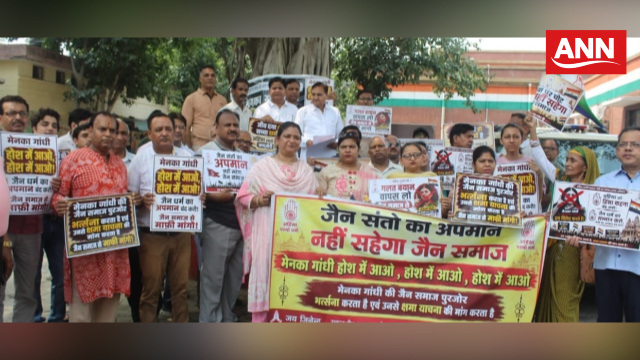 मेनका गांधी के बयान के खिलाफ जिला अधिकारी कार्यालय पर प्रदर्शन कर रोष व्यक्त करते जैन समाज के लोग