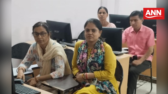 आरजीपीजी कॉलेज में आयोजित कार्यशाला में सहभागिता करती छात्रा