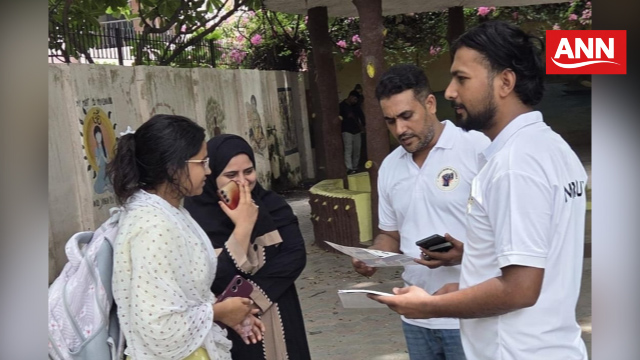 छात्रों की गूंज अभियान को लेकर कैंपस में छात्रों से रूबरू होते कांग्रेसी नेता अवनीश काजला