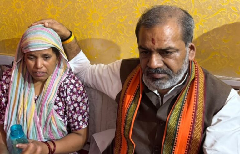 खोड़ा हत्याकांड: पीड़ित परिवार से मिले पंडित सुनील भराला, बोले- दोषियों को किसी भी कीमत पर बख्शा नहीं जाएगा