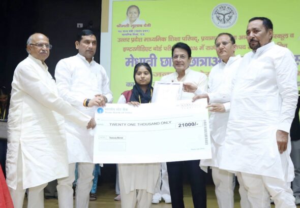 मेधावी छात्रों को जनप्रतिनिधियों ने सम्मानित किया