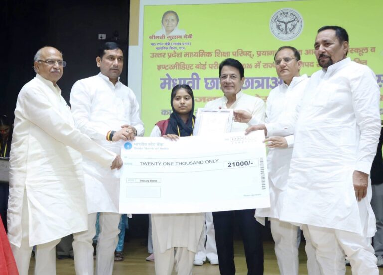 मेधावी छात्रों को जनप्रतिनिधियों ने सम्मानित किया
