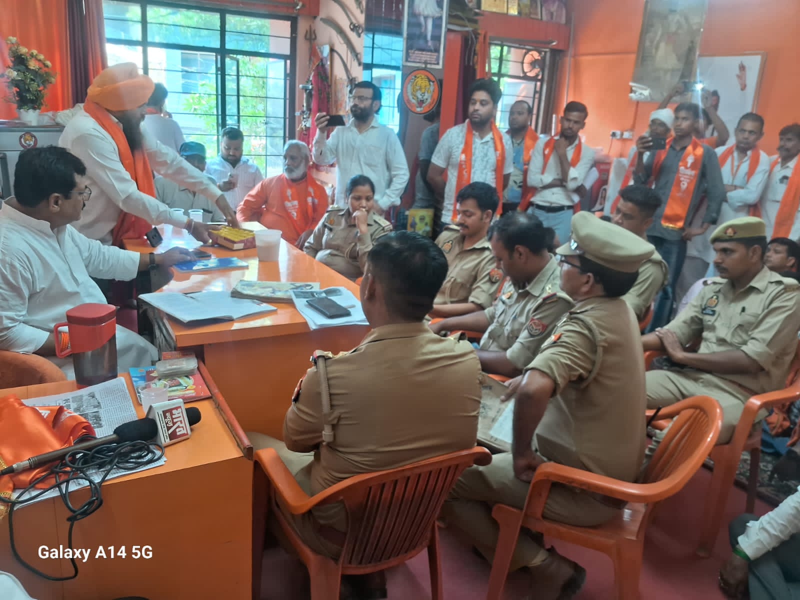 एस ओ भावनपुर पहुंचे शिवसेना कार्यालय, कप्तान कार्यालय का घेराव स्थगित