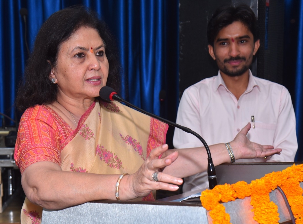 चौधरी चरण सिंह विश्वविद्यालय में "देशभक्ति गीत एवं कविता प्रतियोगिता" का भव्य आयोजन, भुवनेश्वर कुमार रहे प्रथम