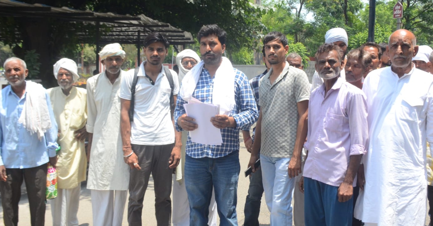 जिलाधिकारी से की कार्रवाई की मांग