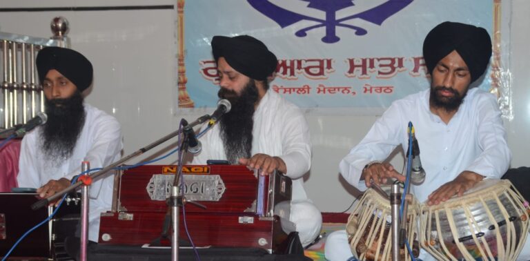 सीता माता गुरुद्वारे में कीर्तन करती संगत