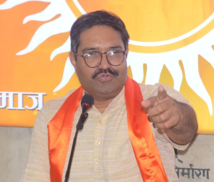 आचार्य हरिशंकर अग्निहोत्री सभा को संबोधित करते हुए