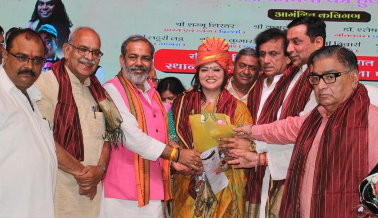 नौचंदी मेले के पटेल मंडप में आयोजित राष्ट्रीय कवि सम्मेलन का शुभारंभ