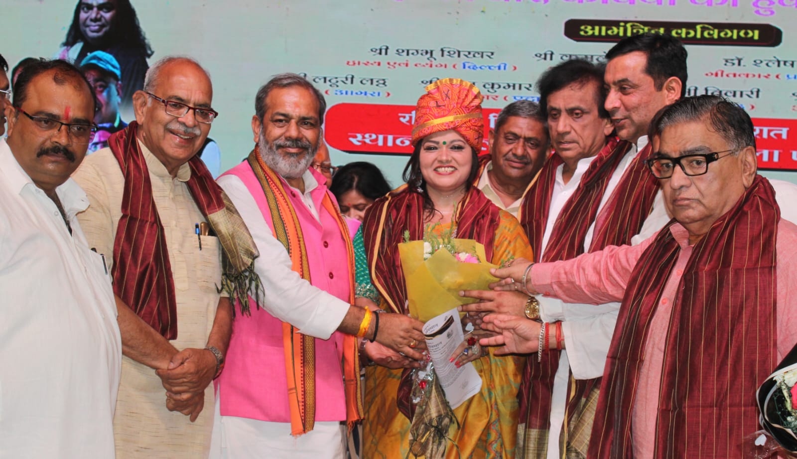 नौचंदी मेले के पटेल मंडप में आयोजित राष्ट्रीय कवि सम्मेलन का शुभारंभ