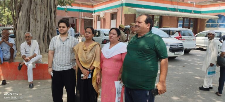 जिलाधिकारी को मुख्यमंत्री के नाम ज्ञापन दिया