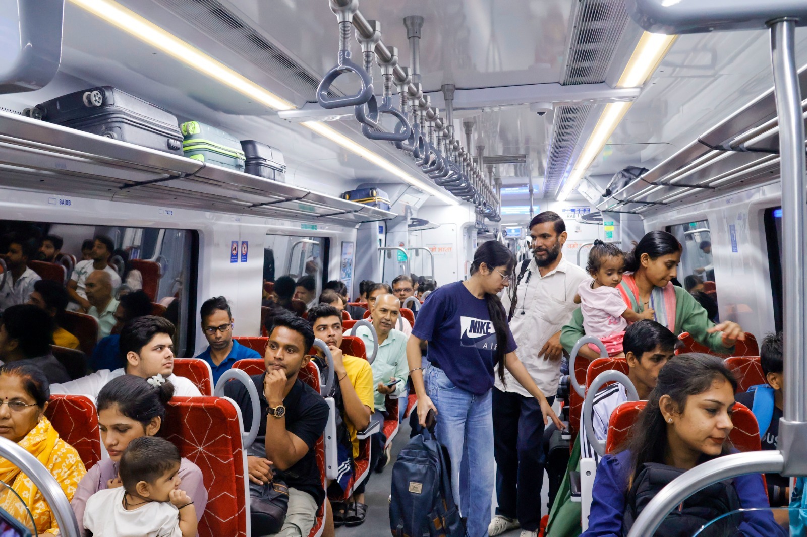 नमो भारत ट्रेन में यात्रा करते यात्री