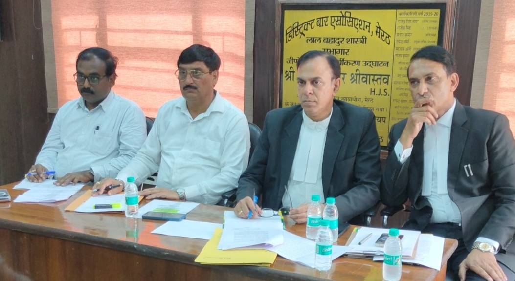 बैठक के दौरान मंचासीन बार एसोसिएशन के पदाधिकारी