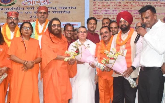 मेरठ नौचंदी स्थित पटेल मंडप में अंतर्राष्ट्रीय सर्वधर्म साधु महासंघ के कार्यक्रम में मुख्य अतिथियों का हुआ सम्मान