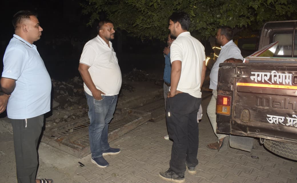 मेरठ के बाउंड्री रोड स्थित होटल 22 बी में नगर निगम का सर्वेक्षण करने आई टीम से वार्ता करते सभासद संजय सैनी