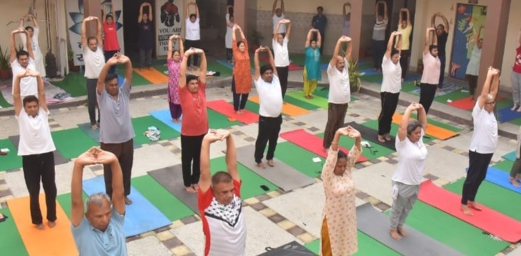 सी सी एस यू के नित्य योग शिविर में योग अभ्यास करते लोग