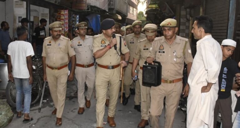 क्षेत्रवासियों को निर्देश देते एसपी सिटी विनायक गोपाल भोसले