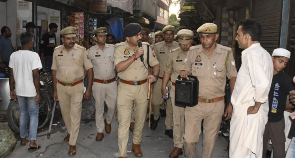 क्षेत्रवासियों को निर्देश देते एसपी सिटी विनायक गोपाल भोसले