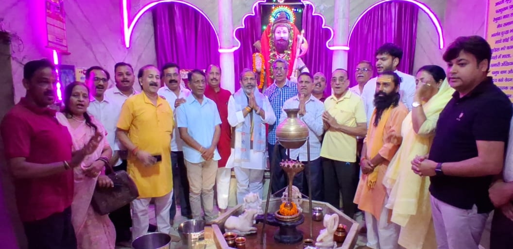 नौचंदी रोड स्थित परशुराम मंदिर में धार्मिक अनुष्ठान करते पूर्व मंत्री सुनील भराला
