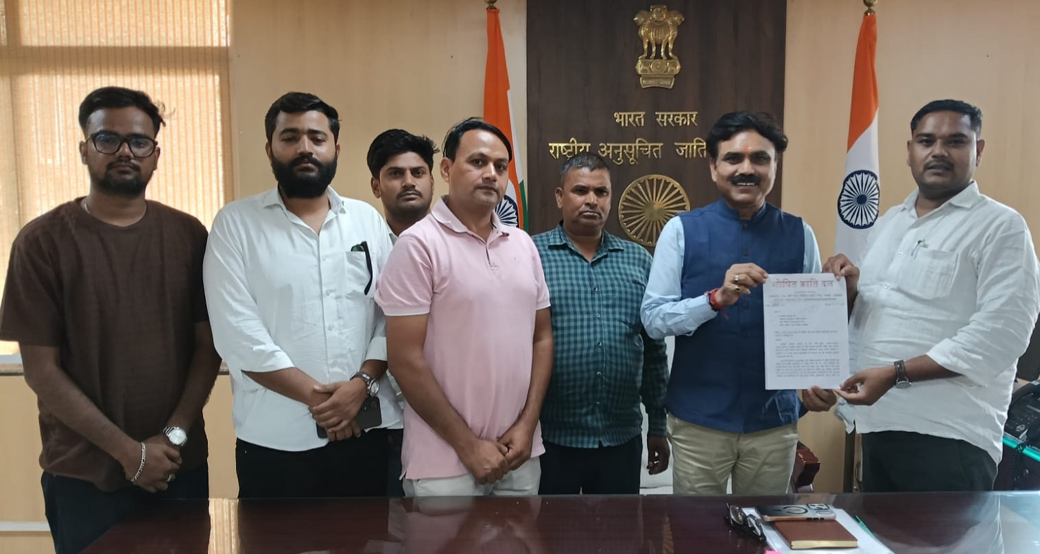 चर्मशोधक इकाइयों की सील हटाए जाने की मांग को लेकर दिल्ली स्थित एनसीएससी के अध्यक्ष किशोर मकवाना को ज्ञापन देते शोषित क्रांति दल के अध्यक्ष रविकांत