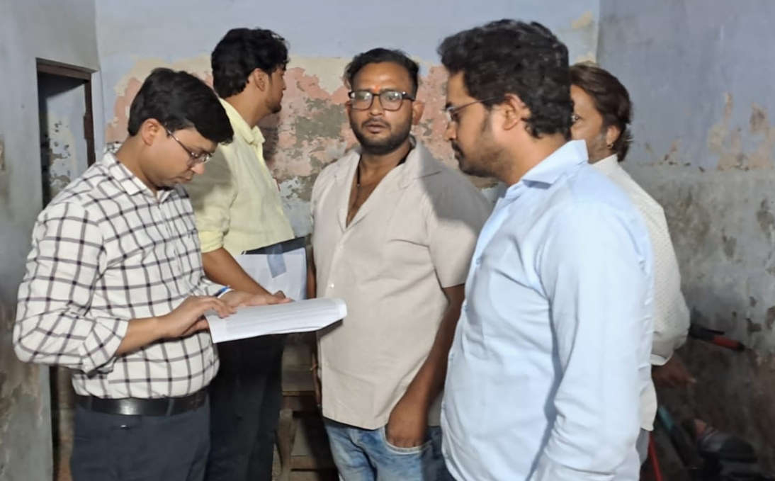 शास्त्री नगर सेक्टर 2 में 38 वर्ग मीटर के मकानों का निरक्षण करती आवास विकास की टीम