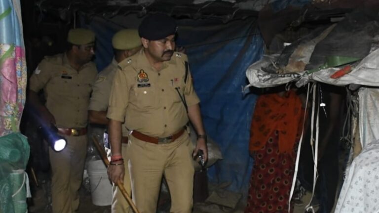 लोहिया नगर में सत्यापन अभियान के दौरान एस पी सिटी विनायक गोपाल भोंसले