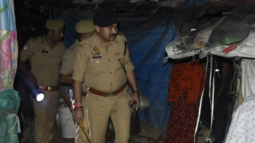 लोहिया नगर में सत्यापन अभियान के दौरान एस पी सिटी विनायक गोपाल भोंसले
