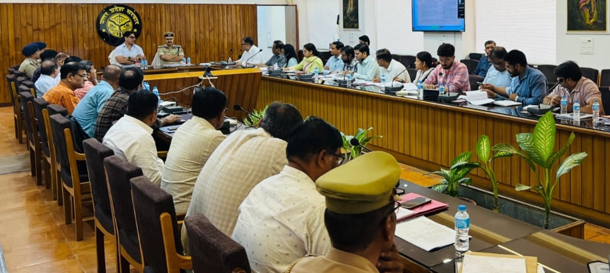 आयुक्त सभागार में बैठक करते प्रशासनिक अधिकारी