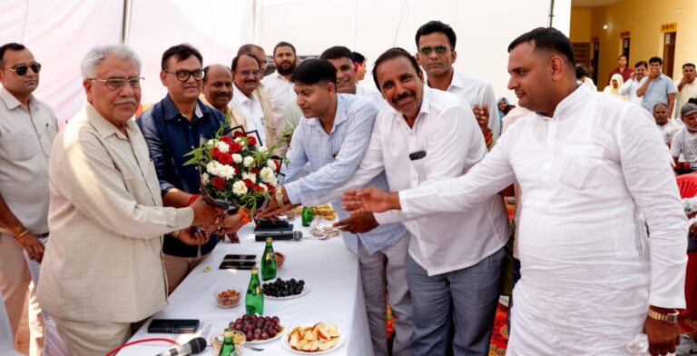 जन प्रतिनिधियों का स्वागत करते न्याय मूर्ति राम औतार सिंह