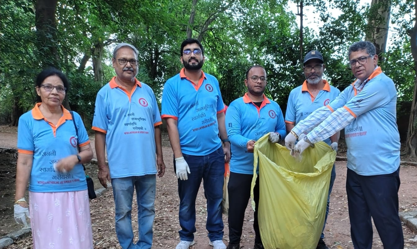 पहल एक प्रयास के स्वयंसेवकों ने विश्वविद्यालय के तपोवन में श्रमदान किया