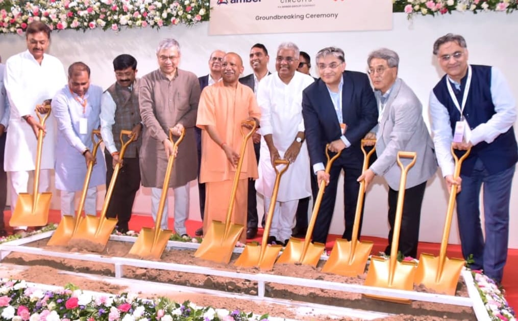 गौतम बुध नगर में मैन्युफैक्चरिंग प्लांट का शिलान्यास करते उत्तर प्रदेश सरकार में मुख्यमंत्री योगी आदित्यनाथ
