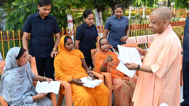 जनता दर्शन दरबार में फरियादियों से रूबरू होते उत्तर प्रदेश सरकार के मुख्यमंत्री योगी आदित्यनाथ