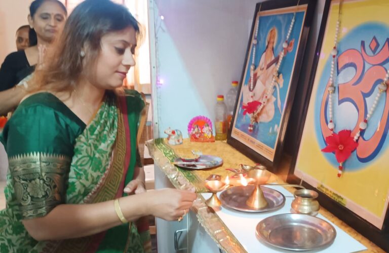 कार्यक्रम का दीप प्रज्वलित कर शुभारंभ करती डॉ दिव्या शर्मा