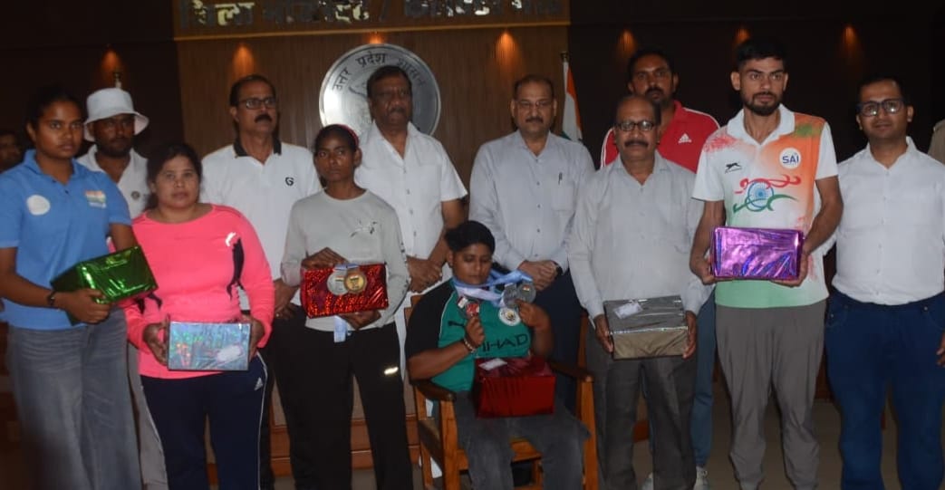 पैरा एथलेटिक्स खिलाड़ियों को मेरठ जिलाधिकारी डॉ वी के सिंह ने किया सम्मानित