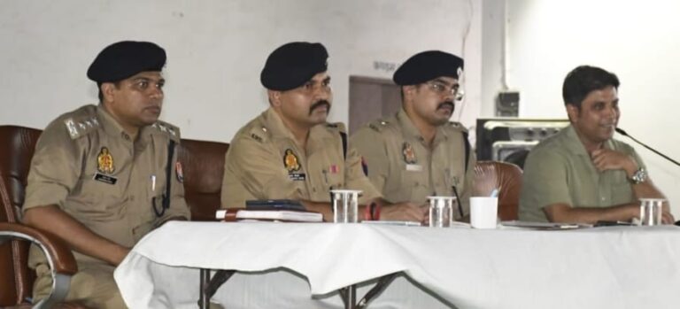 डीजे संचालकों के साथ समन्वय गोष्टी करते एस पी सिटी विनायक गोपाल भोसले