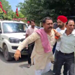 बढ़ती मंहगाई को लेकर सपाईयों ने किया प्रदर्शन गाडी को रस्सी बांधकर खींचा