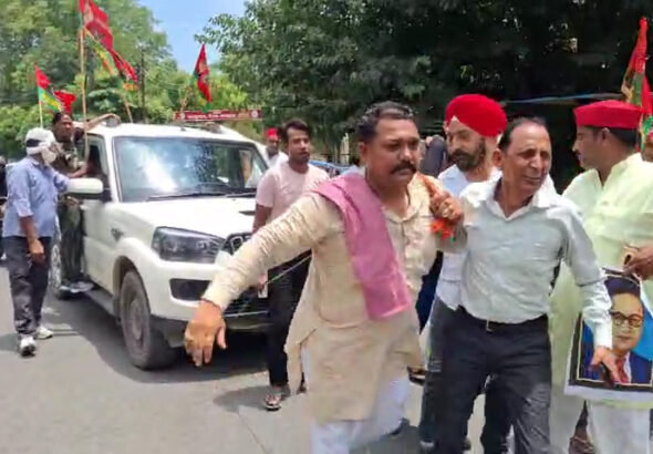 बढ़ती मंहगाई को लेकर सपाईयों ने किया प्रदर्शन गाडी को रस्सी बांधकर खींचा