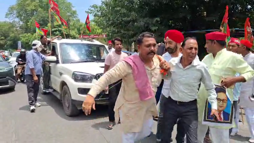 बढ़ती मंहगाई को लेकर सपाईयों ने किया प्रदर्शन गाडी को रस्सी बांधकर खींचा