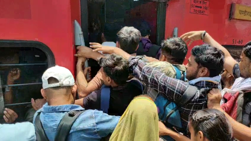 मेरठ सिटी स्टेशन पर उमड़ा अभ्यर्थियों का जनसैलाब