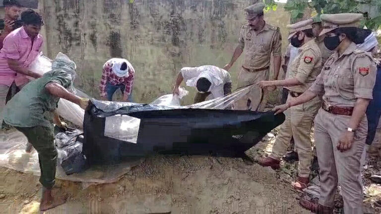 महिला का शव कब्र से निकलवाकर पोस्टमार्टम के लिए भेजा गया