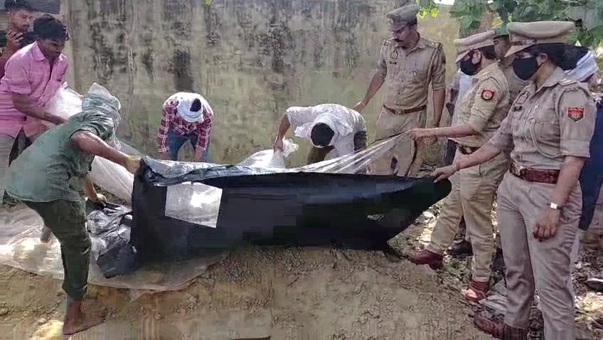महिला का शव कब्र से निकलवाकर पोस्टमार्टम के लिए भेजा गया