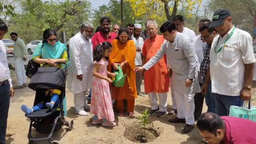 भाजपा के वरिष्ठ नेता एवं पूर्व राज्यसभा सांसद डॉ लक्ष्मीकांत वाजपेई के नेतृत्व में विशेष वृक्षारोपण अभियान