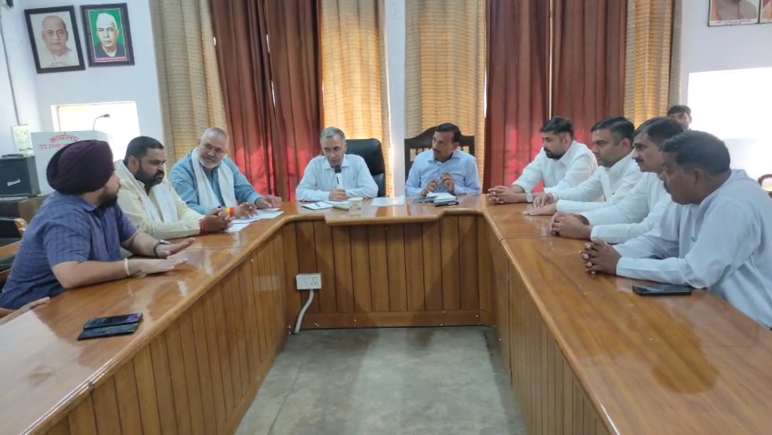 मेरठ मंडल के गन्ना किसानों की समस्याओं को लेकर चेयरमैनों ने उप गन्ना आयुक्त को सौंपा ज्ञापन