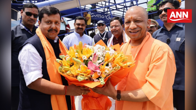लखनऊ पहुंचे नितिन नबिन का स्वागत करते उत्तर प्रदेश मुख्यमंत्री योगी आदित्यनाथ