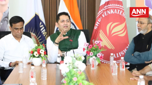 जुलाई माह में विम्स हॉस्पिटल द्वारा निशुल्क सुविधा की जानकारी देते आयोजक