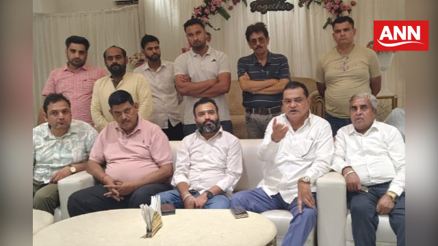 बाईपास स्थित एक होटल पर बैठक करते होटल एवं जिम संचालक
