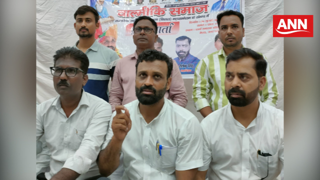 सामाजिक एकता एवं स्वाभिमान महासम्मेलन की जानकारी देते आयोजक